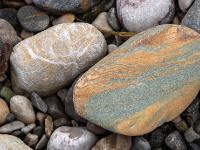 Grauer Stein mit bräunlichen Anteilen und hellbrauner Stein mit weißen Einschlüssen